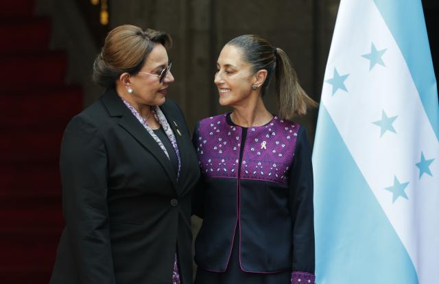 (251125) -- MEXICO CITY, Nov. 25, 2025 (Xinhua) -- Mexican President Claudia Sheinbaum (R) hosts a welcome ceremony for visiting Honduran President Xiomara Castro in Mexico City, Mexico on Nov. 25, 2025. (Photo by Francisco Canedo/Xinhua)