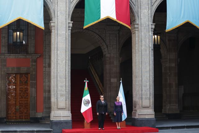 (251125) -- MEXICO CITY, Nov. 25, 2025 (Xinhua) -- Mexican President Claudia Sheinbaum (R) hosts a welcome ceremony for visiting Honduran President Xiomara Castro in Mexico City, Mexico on Nov. 25, 2025. (Photo by Francisco Canedo/Xinhua)