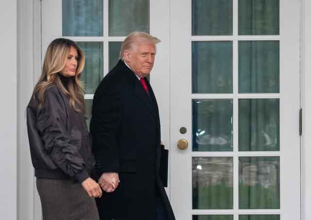 (251125) -- WASHINGTON, Nov. 25, 2025 (Xinhua) -- U.S. President Donald Trump (R) and First Lady Melania Trump attend the National Thanksgiving Turkey Pardoning Ceremony at the White House in Washington, D.C., the United States, Nov. 25, 2025. (Xinhua/Hu Yousong)