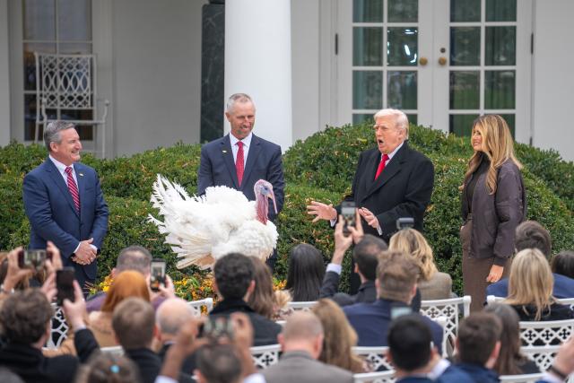 (251125) -- WASHINGTON, Nov. 25, 2025 (Xinhua) -- U.S. President Donald Trump (2nd R) attends the National Thanksgiving Turkey Pardoning Ceremony at the White House in Washington, D.C., the United States, Nov. 25, 2025. (Xinhua/Hu Yousong)
