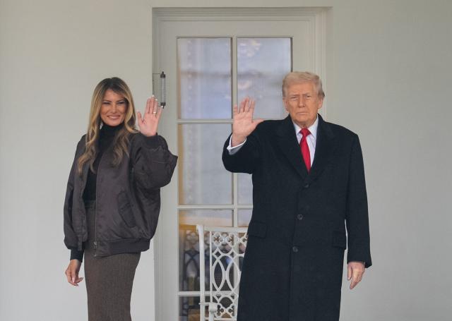 (251125) -- WASHINGTON, Nov. 25, 2025 (Xinhua) -- U.S. President Donald Trump (R) and First Lady Melania Trump attend the National Thanksgiving Turkey Pardoning Ceremony at the White House in Washington, D.C., the United States, Nov. 25, 2025. (Xinhua/Hu Yousong)