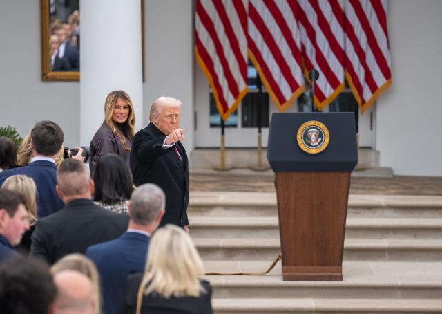 (251125) -- WASHINGTON, Nov. 25, 2025 (Xinhua) -- U.S. President Donald Trump (R) and First Lady Melania Trump attend the National Thanksgiving Turkey Pardoning Ceremony at the White House in Washington, D.C., the United States, Nov. 25, 2025. (Xinhua/Hu Yousong)