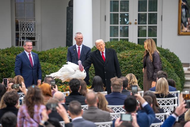 (251125) -- WASHINGTON, Nov. 25, 2025 (Xinhua) -- U.S. President Donald Trump (2nd R) attends the National Thanksgiving Turkey Pardoning Ceremony at the White House in Washington, D.C., the United States, Nov. 25, 2025. (Xinhua/Hu Yousong)