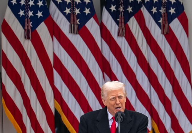 (251125) -- WASHINGTON, Nov. 25, 2025 (Xinhua) -- U.S. President Donald Trump speaks during the National Thanksgiving Turkey Pardoning Ceremony at the White House in Washington, D.C., the United States, Nov. 25, 2025. (Xinhua/Hu Yousong)