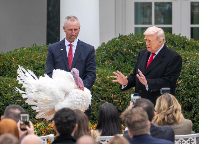(251125) -- WASHINGTON, Nov. 25, 2025 (Xinhua) -- U.S. President Donald Trump (R) attends the National Thanksgiving Turkey Pardoning Ceremony at the White House in Washington, D.C., the United States, Nov. 25, 2025. (Xinhua/Hu Yousong)