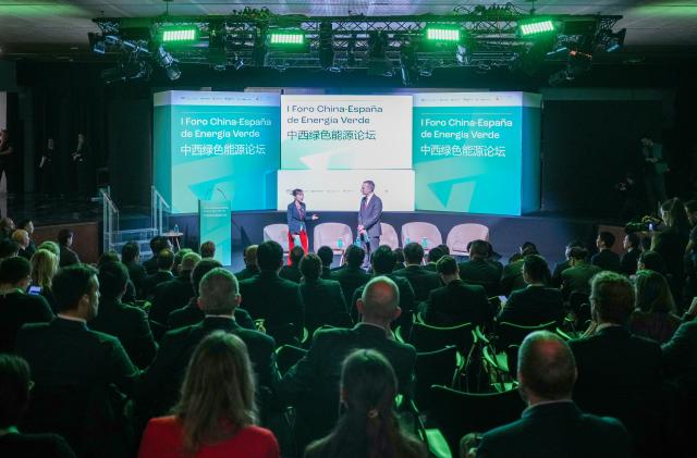 (251126) -- MADRID, Nov. 26, 2025 (Xinhua) -- People attend the Spain-China Forum on Green Energy in Madrid, Spain, Nov. 25, 2025.
  The first Spain-China Forum on Green Energy was held Monday in the Spanish capital Madrid, bringing together around 300 representatives from government departments, industry associations, and leading energy companies from both countries to discuss deepening cooperation on the green transition. (Photo by Zhang Yuheng/Xinhua)