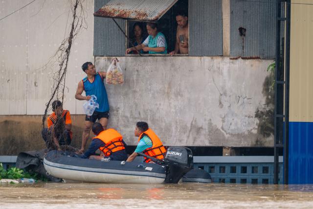 (251126) -- SONGKHLA, Nov. 26, 2025 (Xinhua) -- Stranded residents receive supplies from rescuers in the suburb of Hat Yai, Songkhla province, Thailand, Nov. 25, 2025. Thailand's Prime Minister Anutin Charnvirakul declared a state of emergency in Songkhla province on Tuesday as severe flooding ravaged the southern region.
   The monsoon-driven floods have impacted nine provinces in Thailand's southern region, specifically, affecting millions of people and resulting in casualties across the provinces. (Xinhua)