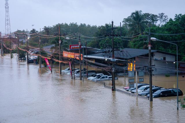 (251126) -- SONGKHLA, Nov. 26, 2025 (Xinhua) -- This photo shows a flood-hit area in the suburb of Hat Yai, Songkhla province, Thailand, Nov. 25, 2025. Thailand's Prime Minister Anutin Charnvirakul declared a state of emergency in Songkhla province on Tuesday as severe flooding ravaged the southern region.
   The monsoon-driven floods have impacted nine provinces in Thailand's southern region, specifically, affecting millions of people and resulting in casualties across the provinces. (Xinhua)