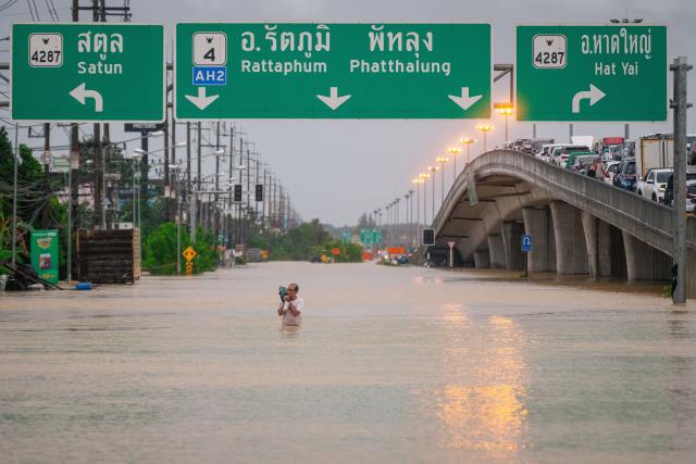 (251126) -- SONGKHLA, Nov. 26, 2025 (Xinhua) -- A man wades through flood in the suburb of Hat Yai, Songkhla province, Thailand, Nov. 25, 2025. Thailand's Prime Minister Anutin Charnvirakul declared a state of emergency in Songkhla province on Tuesday as severe flooding ravaged the southern region.
   The monsoon-driven floods have impacted nine provinces in Thailand's southern region, specifically, affecting millions of people and resulting in casualties across the provinces. (Xinhua)