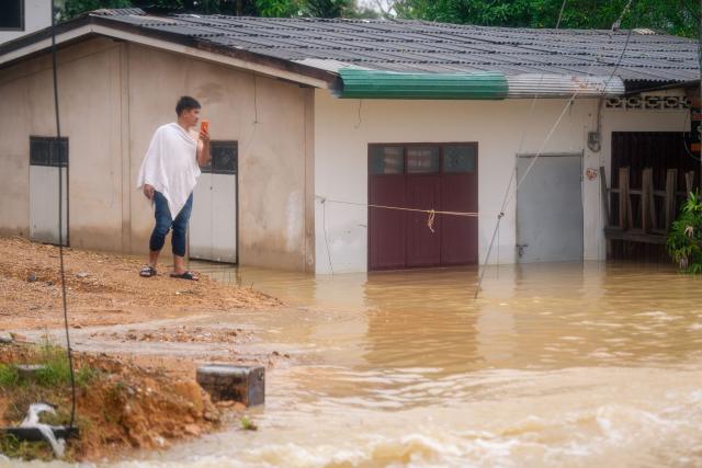 (251126) -- SONGKHLA, Nov. 26, 2025 (Xinhua) -- A man checks a flood-hit area in the suburb of Hat Yai, Songkhla province, Thailand, Nov. 25, 2025. Thailand's Prime Minister Anutin Charnvirakul declared a state of emergency in Songkhla province on Tuesday as severe flooding ravaged the southern region.
   The monsoon-driven floods have impacted nine provinces in Thailand's southern region, specifically, affecting millions of people and resulting in casualties across the provinces. (Xinhua)