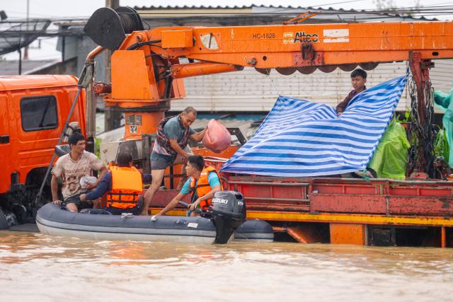 (251126) -- SONGKHLA, Nov. 26, 2025 (Xinhua) -- Rescuers evacuate residents in the suburb of Hat Yai, Songkhla province, Thailand, Nov. 25, 2025. Thailand's Prime Minister Anutin Charnvirakul declared a state of emergency in Songkhla province on Tuesday as severe flooding ravaged the southern region.
   The monsoon-driven floods have impacted nine provinces in Thailand's southern region, specifically, affecting millions of people and resulting in casualties across the provinces. (Xinhua)