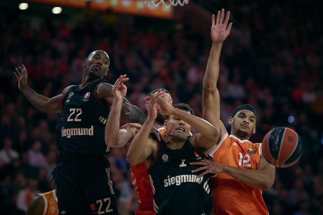 (251126) -- VALENCIA, Nov. 26, 2025 (Xinhua) -- Neal Sako (1st R) of Valencia Basket disputes the ball with Oscar Da Silva (2nd R) and Isiaha Mike (1st L) of FC Bayern Munich during a Euroleague basketball match between Valencia Basket and FC Bayern Munich in Valencia, Spain, Nov. 25, 2025. (Photo by Pablo Morano/Xinhua)