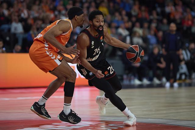 (251126) -- VALENCIA, Nov. 26, 2025 (Xinhua) -- Neal Sako (L) of Valencia Basket disputes the ball with Spencer Dinwiddie of FC Bayern Munich during a Euroleague basketball match between Valencia Basket and FC Bayern Munich in Valencia, Spain, Nov. 25, 2025. (Photo by Pablo Morano/Xinhua)