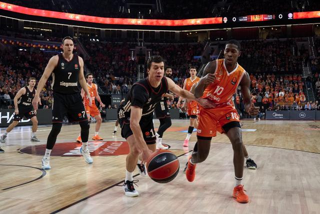 (251126) -- VALENCIA, Nov. 26, 2025 (Xinhua) -- Omari Moore (R) of Valencia Basket disputes the ball with Vladimir Lucic (C) of FC Bayern Munich during a Euroleague basketball match between Valencia Basket and FC Bayern Munich in Valencia, Spain, Nov. 25, 2025. (Photo by Pablo Morano/Xinhua)