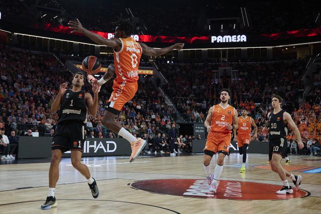 (251126) -- VALENCIA, Nov. 26, 2025 (Xinhua) -- Brancou Badio (top) of Valencia Basket disputes the ball with Oscar Da Silva (1st L) of FC Bayern Munich during a Euroleague basketball match between Valencia Basket and FC Bayern Munich in Valencia, Spain, Nov. 25, 2025. (Photo by Pablo Morano/Xinhua)