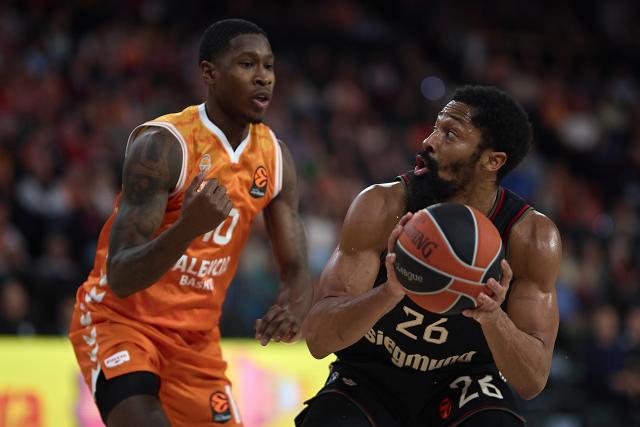 (251126) -- VALENCIA, Nov. 26, 2025 (Xinhua) -- Omari Moore (L) of Valencia Basket disputes the ball with Spencer Dinwiddie of FC Bayern Munich during a Euroleague basketball match between Valencia Basket and FC Bayern Munich in Valencia, Spain, Nov. 25, 2025. (Photo by Pablo Morano/Xinhua)