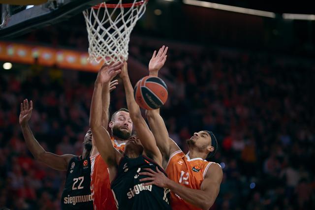 (251126) -- VALENCIA, Nov. 26, 2025 (Xinhua) -- Neal Sako (1st R) of Valencia Basket disputes the ball with Oscar Da Silva (2nd R) and Isiaha Mike (1st L) of FC Bayern Munich during a Euroleague basketball match between Valencia Basket and FC Bayern Munich in Valencia, Spain, Nov. 25, 2025. (Photo by Pablo Morano/Xinhua)