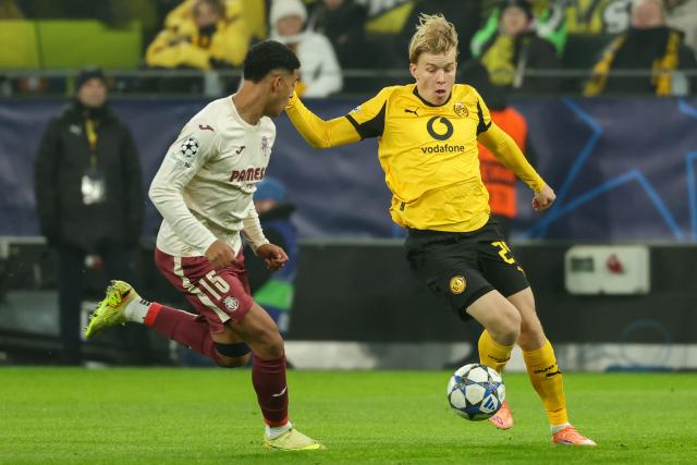 (251126) -- DORTMUND, Nov. 26, 2025 (Xinhua) -- Daniel Svensson (R) of Borussia Dortmund vies with Santiago Mourino of Villarreal CF during the UEFA Champions League group stage 5th round match between Borussia Dortmund and Villarreal CF in Dortmund, Germany, Nov. 25, 2025. (Photo by Joachim Bywaletz/Xinhua)