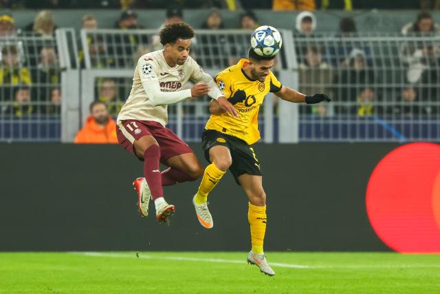 (251126) -- DORTMUND, Nov. 26, 2025 (Xinhua) -- Yan Couto (R) of Borussia Dortmund and Tajon Buchanan of Villarreal CF head for the ball during the UEFA Champions League group stage 5th round match between Borussia Dortmund and Villarreal CF in Dortmund, Germany, Nov. 25, 2025. (Photo by Joachim Bywaletz/Xinhua)