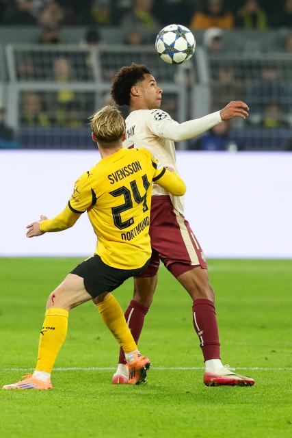 (251126) -- DORTMUND, Nov. 26, 2025 (Xinhua) -- Daniel Svensson (L) of Borussia Dortmund vies with Tajon Buchanan of Villarreal CF during the UEFA Champions League group stage 5th round match between Borussia Dortmund and Villarreal CF in Dortmund, Germany, Nov. 25, 2025. (Photo by Joachim Bywaletz/Xinhua)