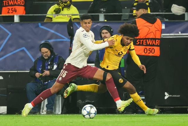 (251126) -- DORTMUND, Nov. 26, 2025 (Xinhua) -- Karim Adeyemi (R) of Borussia Dortmund vies with Santiago Mourino of Villarreal CF during the UEFA Champions League group stage 5th round match between Borussia Dortmund and Villarreal CF in Dortmund, Germany, Nov. 25, 2025. (Photo by Joachim Bywaletz/Xinhua)