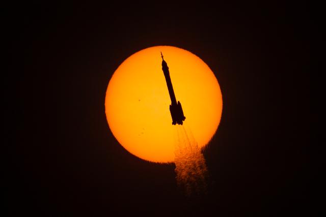 (251126) -- BEIJING, Nov. 26, 2025 (Xinhua) -- A Long March-2F Y22 rocket carrying the Shenzhou-22 spaceship blasts off from the Jiuquan Satellite Launch Center in northwest China, Nov. 25, 2025. China launched the Shenzhou-22 spaceship from the Jiuquan Satellite Launch Center in northwest China at 12:11 p.m. (Beijing Time) on Tuesday, successfully accomplishing the first emergency launch mission in the country's manned space program. (Photo by Ge Lixin/Xinhua)