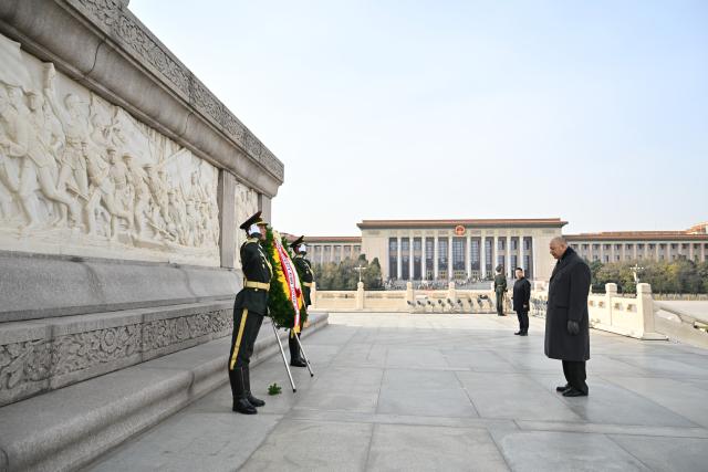 (251126) -- BEIJING, Nov. 26, 2025 (Xinhua) -- King Tupou VI of the Kingdom of Tonga lays a wreath at the Monument to the People's Heroes on Tian'anmen Square in Beijing, capital of China, Nov. 26, 2025. (Xinhua/Dai Tianfang)