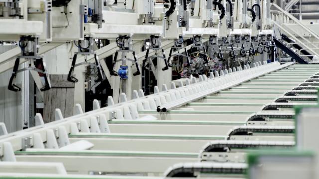 (251126) -- NANJING, Nov. 26, 2025 (Xinhua) -- This photo taken on Oct. 27, 2025 shows the production line of the phase-two cold-finishing plant of Swedish steel giant Alleima AB in Zhenjiang, east China's Jiangsu Province.
  TO GO WITH "Swedish steel giant Alleima AB launches new factory in east China" (Xinhua)