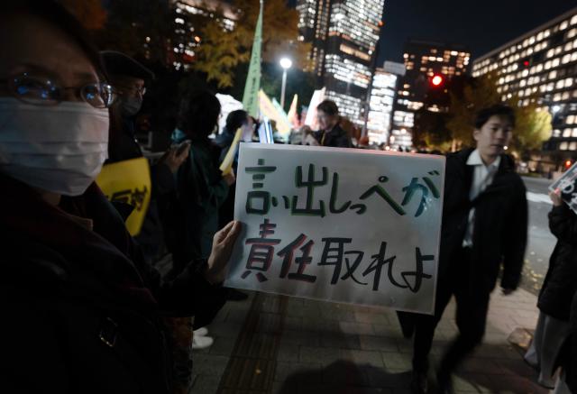 (251126) -- TOKYO, Nov. 26, 2025 (Xinhua) -- People attend a protest in front of the Japanese prime minister's official residence in Tokyo, Japan, Nov. 25, 2025. In the chill that followed an early winter rain, clusters of protesters gathered once again in front of the Japanese prime minister's official residence in Tokyo on Tuesday evening, drawn by rising concern over Prime Minister Sanae Takaichi's recent remarks on Taiwan.
   TO GO WITH "Feature: Protests flare again in Tokyo over PM Takaichi's Taiwan remarks" (Xinhua/Jia Haocheng)