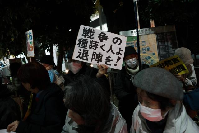 (251126) -- TOKYO, Nov. 26, 2025 (Xinhua) -- People attend a protest in front of the Japanese prime minister's official residence in Tokyo, Japan, Nov. 25, 2025. In the chill that followed an early winter rain, clusters of protesters gathered once again in front of the Japanese prime minister's official residence in Tokyo on Tuesday evening, drawn by rising concern over Prime Minister Sanae Takaichi's recent remarks on Taiwan.
   TO GO WITH "Feature: Protests flare again in Tokyo over PM Takaichi's Taiwan remarks" (Xinhua/Jia Haocheng)