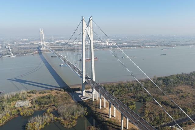 (251126) -- NANJING, Nov. 26, 2025 (Xinhua) -- An aerial drone photo taken on Nov. 26, 2025 shows the Nanjing Xinshengwei Yangtze River Bridge in Nanjing, east China's Jiangsu Province. The bridge opened to public traffic on Wednesday. Spanning approximately 13.17 kilometers, the bridge has a main line with three lanes in each direction and a design speed of 80 km per hour. (Xinhua/Mao Jun)