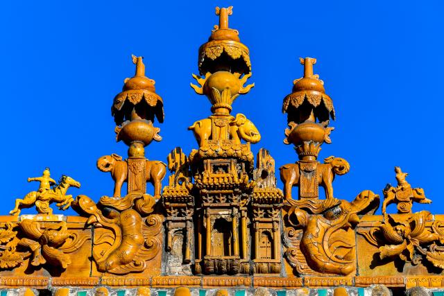 (251126) -- JINZHONG, Nov. 26, 2025 (Xinhua) -- This photo taken on Nov. 18, 2025 shows decorative parts on the rooftop of an ancient building at Houtu Temple in Jiexiu City of north China's Shanxi Province. Auspicious creatures are often seen on the rooftops of ancient architecture in north China's Shanxi Province. Those creatures, originally used for water-proofing, moisture-proofing and ridge protection, have evolved through the times and formed the shapes of dragon, phoenix and lion, conveying people's wishes of warding off evil and fire, and also bringing fortune. Gradually, they became the symbols of power judged by the number, quality and colors in ancient times. (Xinhua/Cao Yang)