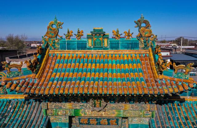 (251126) -- JINZHONG, Nov. 26, 2025 (Xinhua) -- A drone photo taken on Nov. 18, 2025 shows decorative parts on the rooftop of Taiheyan archway in Jiexiu City of north China's Shanxi Province. Auspicious creatures are often seen on the rooftops of ancient architecture in north China's Shanxi Province. Those creatures, originally used for water-proofing, moisture-proofing and ridge protection, have evolved through the times and formed the shapes of dragon, phoenix and lion, conveying people's wishes of warding off evil and fire, and also bringing fortune. Gradually, they became the symbols of power judged by the number, quality and colors in ancient times. (Xinhua/Cao Yang)