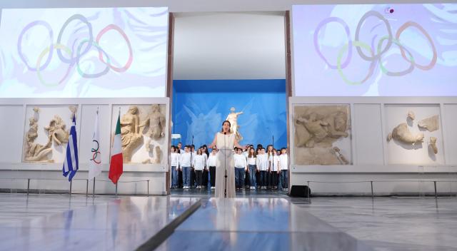 (251126) -- ANCIENT OLYMPIA, Nov. 26, 2025 (Xinhua) -- A singer perform during the Olympic flame lighting ceremony for the Milan-Cortina 2026 Winter Olympic Games in Ancient Olympia, Greece, on Nov. 26, 2025. (Xinhua/Li Jing)