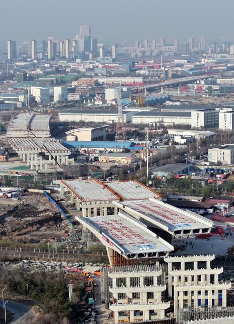 (251126) -- TIANJIN, Nov. 26, 2025 (Xinhua) -- An aerial drone photo taken on Nov. 26, 2025 shows the construction site of twin swivel bridges of the Xinggang expressway in Tianjin, north China. The twin swivel bridges of the Xinggang expressway completed their rotation here on Wednesday. Two continuous beams, each weighing 14,000 tons, simultaneously turned clockwise by more than 60 degrees to pass over a railway.
   The Xinggang expressway is a key transportation infrastructure project in support of the coordinated development of the Beijing-Tianjin-Hebei region. (Xinhua/Li Ran)