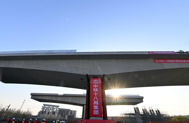 (251126) -- TIANJIN, Nov. 26, 2025 (Xinhua) -- This photo taken on Nov. 26, 2025 shows the construction site of twin swivel bridges of the Xinggang expressway in Tianjin, north China. The twin swivel bridges of the Xinggang expressway completed their rotation here on Wednesday. Two continuous beams, each weighing 14,000 tons, simultaneously turned clockwise by more than 60 degrees to pass over a railway.
   The Xinggang expressway is a key transportation infrastructure project in support of the coordinated development of the Beijing-Tianjin-Hebei region. (Xinhua/Li Ran)
