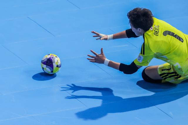 (251126) -- PASIG CITY, Nov. 26, 2025 (Xinhua) -- Goalkeeper Inoue Nene of Japan competes during the group C match between Portugal and Japan at the FIFA Futsal Women's World Cup 2025 in Pasig City, the Philippines, on Nov. 26, 2025. (Xinhua/Rouelle Umali)
