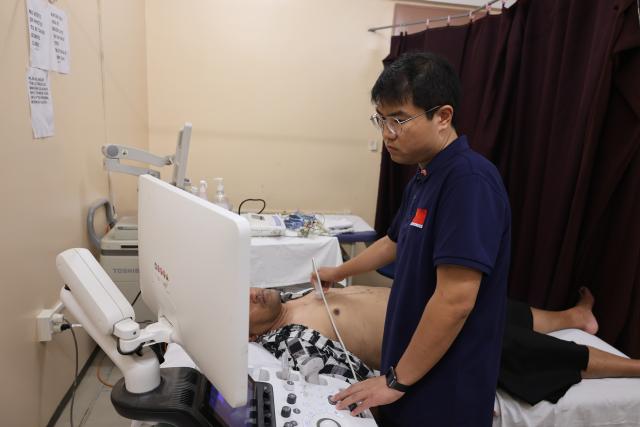 (251126) -- NUKU'ALOFA, Nov. 26, 2025 (Xinhua) -- A doctor from the sixth batch of the Chinese medical team to Tonga performs an examination for Aisea Latu Talia'uli in Nuku'alofa, Tonga on Nov. 8, 2025. TO GO WITH "Feature: Chinese medical aid brings new lease of life to Tongan patient" (The sixth batch of the Chinese medical team to Tonga /Handout via Xinhua)