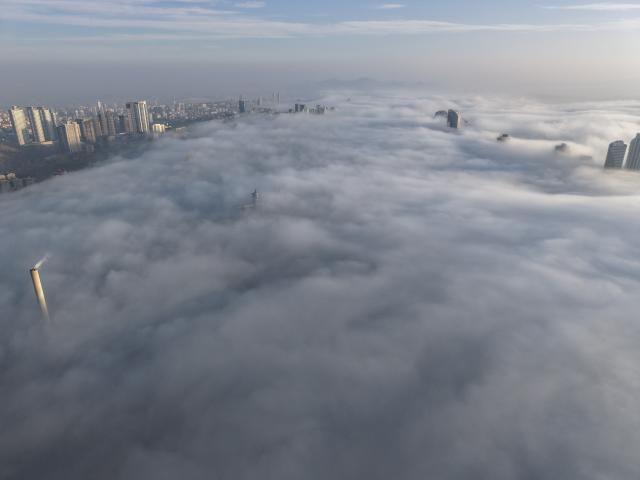 (251126) -- ANKARA, Nov. 26, 2025 (Xinhua) -- An aerial drone photo taken on Nov. 26, 2025 shows the fog-shrouded city view of Ankara, Türkiye. (Mustafa Kaya/Handout via Xinhua)