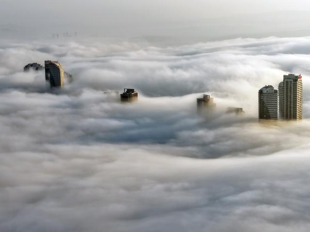 (251126) -- ANKARA, Nov. 26, 2025 (Xinhua) -- An aerial drone photo taken on Nov. 26, 2025 shows the fog-shrouded city view of Ankara, Türkiye. (Mustafa Kaya/Handout via Xinhua)