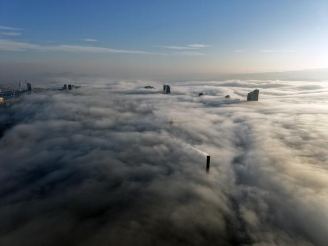 (251126) -- ANKARA, Nov. 26, 2025 (Xinhua) -- An aerial drone photo taken on Nov. 26, 2025 shows the fog-shrouded city view of Ankara, Türkiye. (Mustafa Kaya/Handout via Xinhua)