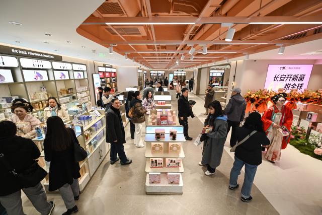 (251126) -- XI'AN, Nov. 26, 2025 (Xinhua) -- Customers select products at Xi'an Downtown Duty Free Shop in Xi'an, northwest China's Shaanxi Province, Nov. 26, 2025. The first downtown duty-free shop in China's northwest region opened in Xi'an on Wednesday. Holders of valid entry and/or exit documents who have purchased outbound flight or cruise tickets due in 60 days are eligible for duty-free discounts on their purchase at the shop. (Xinhua/Zou Jingyi)