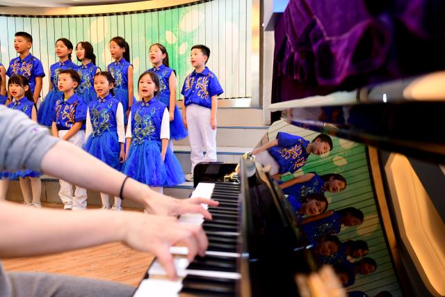(251126) -- JINAN, Nov. 26, 2025 (Xinhua) -- Chorus members rehearse at a primary school in Shizhong District of Jinan City, east China's Shandong Province, Nov. 26, 2025. In recent years, authorities in Shizhong District of Jinan City have been encouraging local schools to enhance aesthetic education by exposing their students to diverse arts-related extracurricular programs. (Xinhua/Guo Xulei)