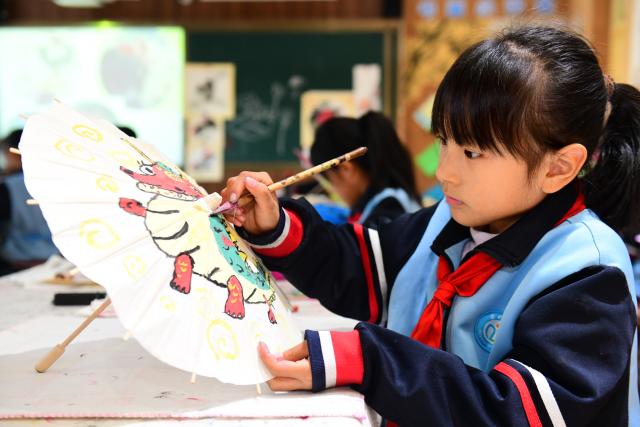 (251126) -- JINAN, Nov. 26, 2025 (Xinhua) -- A student paints at a primary school in Shizhong District of Jinan City, east China's Shandong Province, Nov. 25, 2025. In recent years, authorities in Shizhong District of Jinan City have been encouraging local schools to enhance aesthetic education by exposing their students to diverse arts-related extracurricular programs. (Xinhua/Guo Xulei)