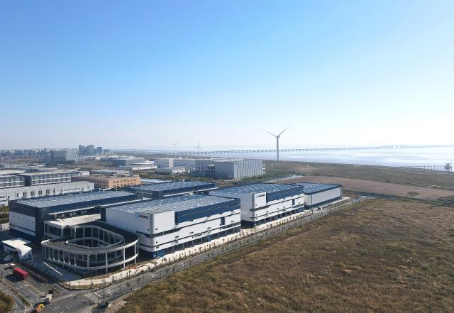 (251126) -- SHANGHAI, Nov. 26, 2025 (Xinhua) -- An aerial drone photo taken on Nov. 26, 2025 shows a view of the Maersk Lin-gang Flagship Logistics Center in east China's Shanghai. The Maersk Lin-gang Flagship Logistics Center, located at the Yangshan special comprehensive bonded zone in the Lingang new area of the China (Shanghai) Pilot Free Trade Zone (FTZ), has been officially opened to business.
   This comprehensive logistics warehouse, with a storage area of about 147,000 square meters, costed a total investment of about 1 billion yuan (about 141.24 million US dollars). (Xinhua/Fang Zhe)