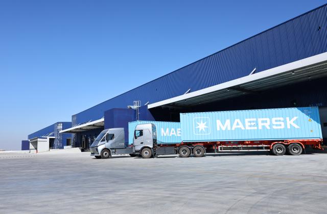 (251126) -- SHANGHAI, Nov. 26, 2025 (Xinhua) -- This photo taken on Nov. 26, 2025 shows the operation platform connecting different storage areas of the Maersk Lin-gang Flagship Logistics Center in east China's Shanghai. The Maersk Lin-gang Flagship Logistics Center, located at the Yangshan special comprehensive bonded zone in the Lingang new area of the China (Shanghai) Pilot Free Trade Zone (FTZ), has been officially opened to business.
   This comprehensive logistics warehouse, with a storage area of about 147,000 square meters, costed a total investment of about 1 billion yuan (about 141.24 million US dollars). (Xinhua/Fang Zhe)