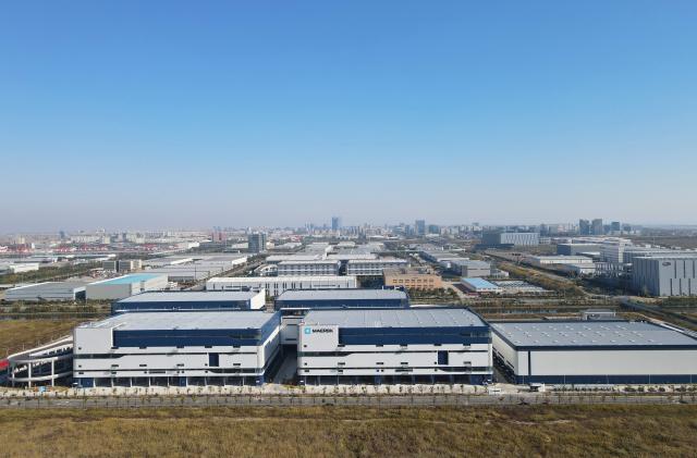 (251126) -- SHANGHAI, Nov. 26, 2025 (Xinhua) -- An aerial drone photo taken on Nov. 26, 2025 shows a view of the Maersk Lin-gang Flagship Logistics Center in east China's Shanghai. The Maersk Lin-gang Flagship Logistics Center, located at the Yangshan special comprehensive bonded zone in the Lingang new area of the China (Shanghai) Pilot Free Trade Zone (FTZ), has been officially opened to business.
   This comprehensive logistics warehouse, with a storage area of about 147,000 square meters, costed a total investment of about 1 billion yuan (about 141.24 million US dollars). (Xinhua/Fang Zhe)
