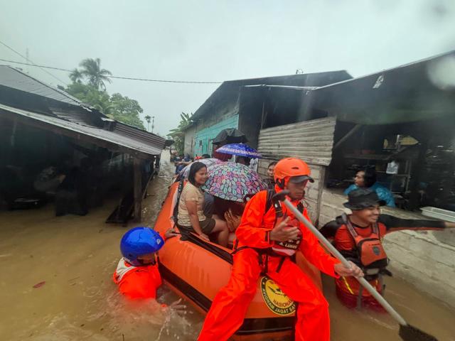 (251126) -- NORTH SUMATRA, Nov. 26, 2025 (Xinhua) -- This photo taken on Nov. 25, 2025 and released by Indonesia's National Search And Rescue Agency (Basarnas) shows rescue team evacuating stranded villagers with a rubber boat as heavy rain hits North Sumatra, Indonesia. 13 people have died after floods and landslides struck seven regencies and cities in Indonesia's North Sumatra province, the Provincial Disaster Management Agency (BPBD) said Wednesday.
   Continuous heavy rain from Nov. 22 to 25 caused rivers to overflow, triggering floods and landslides across Central Tapanuli, Sibolga, Mandailing Natal, South Tapanuli, North Tapanuli, South Nias and Padangsidimpuan. (Basarnas/Handout via Xinhua)