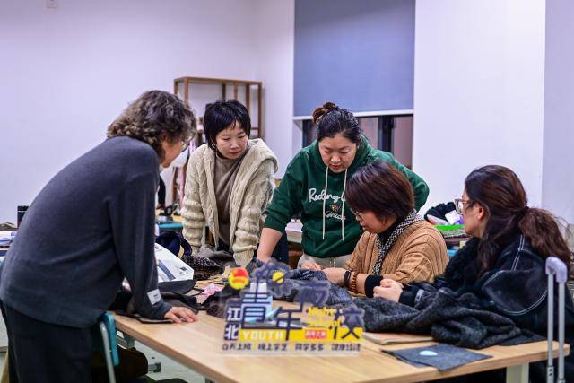 (251126) -- NINGBO, Nov. 26, 2025 (Xinhua) -- A teacher (2nd R) instructs citizens during a night-time fashion design class held at the youth activity center in Jiangbei District of Ningbo, east China's Zhejiang Province, Nov. 26, 2025. Starting from 2024, Jiangbei District in Ningbo has integrated educational and training resources from universities, hospitals, law firms and other enterprises and institutions in a night-time school project, offering courses in foreign languages, dance, music and fashion design, among others. It has enrolled more than 9,600 citizens by now. (Xinhua/Jiang Han)