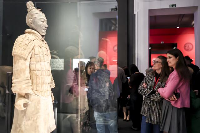 (251126) -- BUDAPEST, Nov. 26, 2025 (Xinhua) -- Visitors view exhibits during the media preview of the exhibition "The Civilization of the Qin and Han Dynasties -- The First Chinese Emperor's Terracotta Warriors" at the Museum of Fine Arts in Budapest, Hungary on Nov. 26, 2025. (Photo by David Balogh/Xinhua)